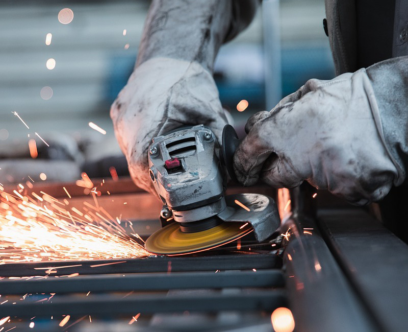 In vielen Industriezweigen wie z.B. im Kraftfahrzeugbau, Maschinenbau oder in der Metallindustrie spielt die gründliche Reinigung von Oberflächen eine entscheidende Rolle.