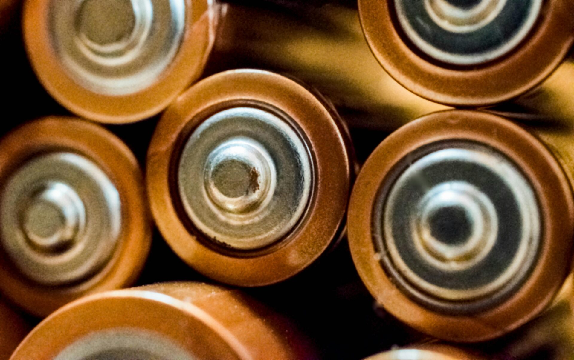 AA-Batterien mit Gefahrgutkennzeichnung